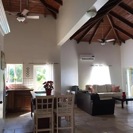 Josy Villa Grace Bay Beach